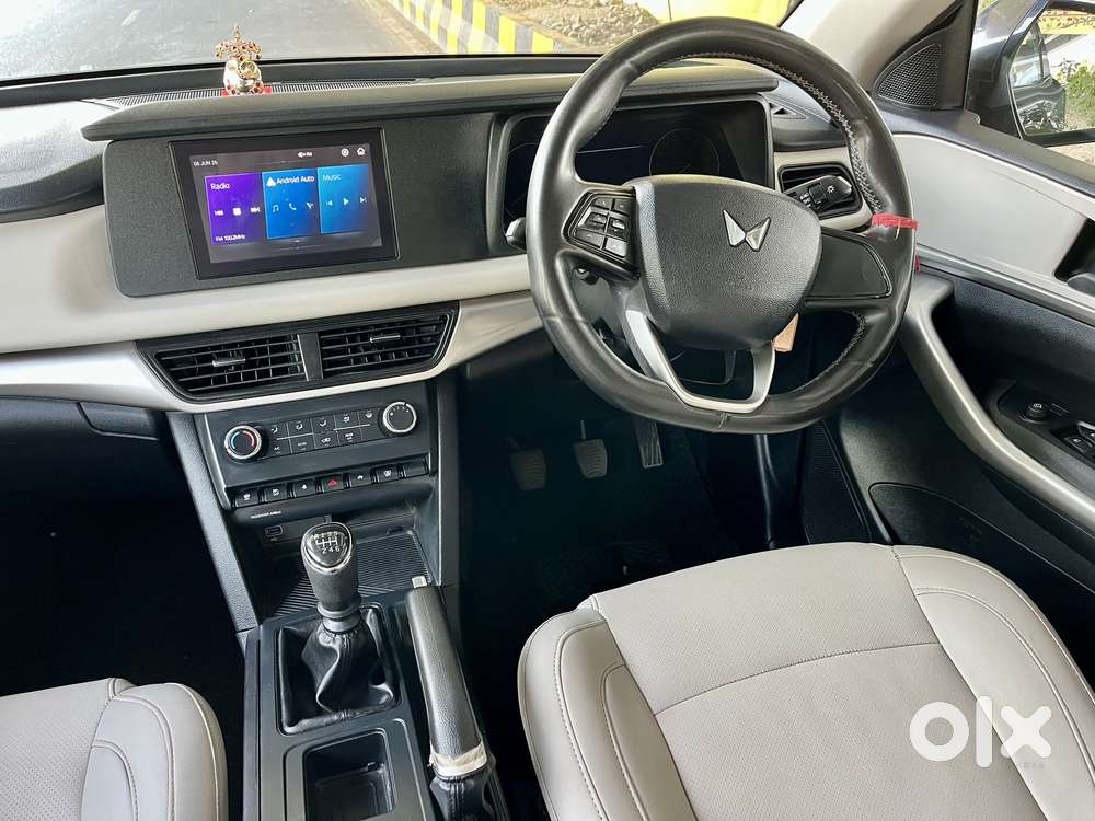 Mahindra Xuv700 Ax 5 Petrol Mt 7 Str (e), 2023, Petrol