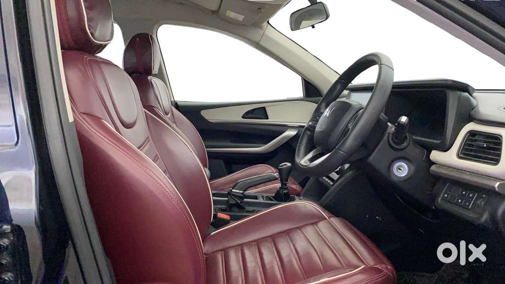 Mahindra Xuv700 2.0 Mx Petrol Mt 5 Str, 2023, Petrol