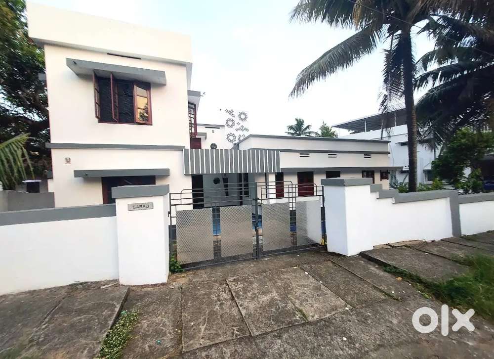3 bed rooms house for rent in aluva near u.c collage junction For