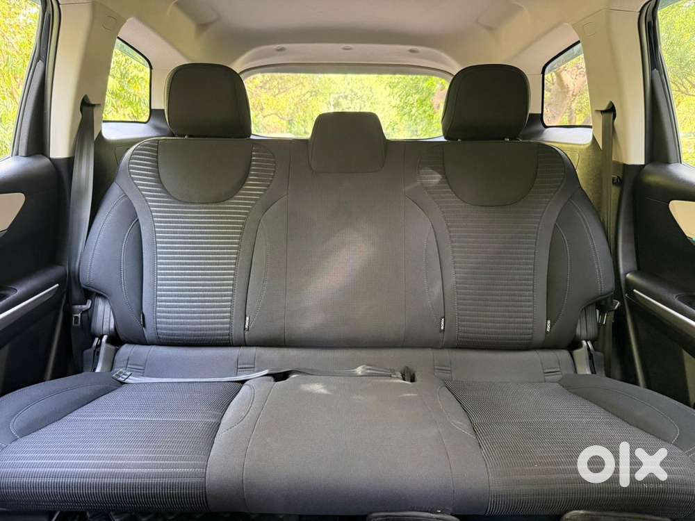 Mahindra Xuv700 Mx Petrol Mt 5 Str (e), 2024, Petrol