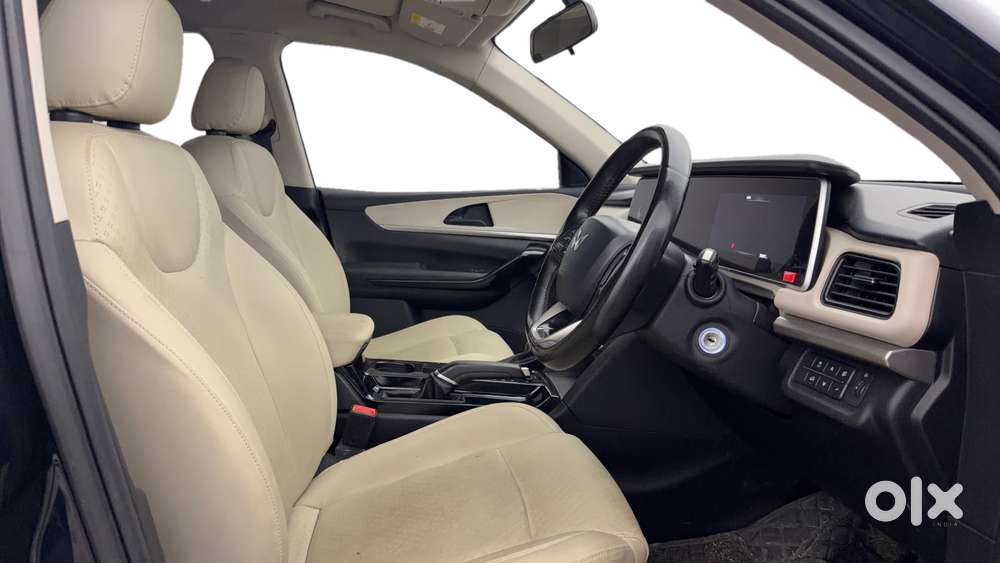 Mahindra Xuv700 2.2 Ax 5 Diesel At Str, 2022, Diesel