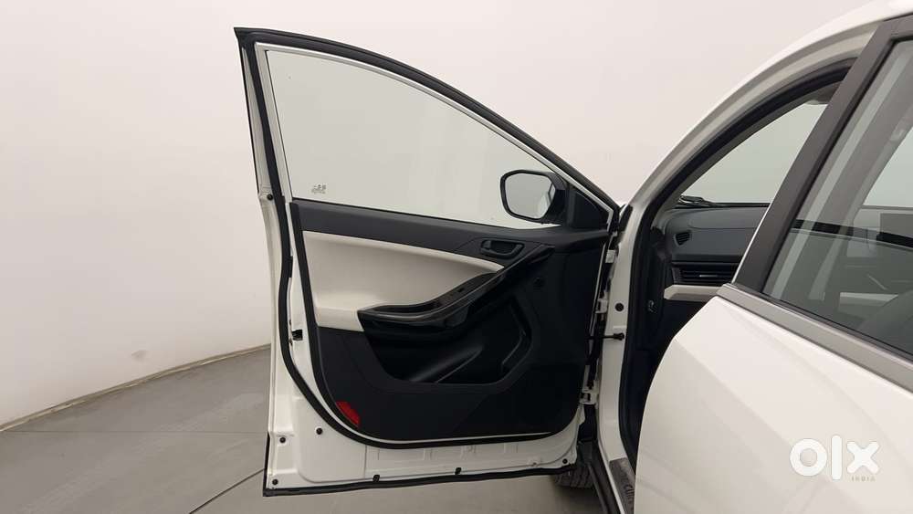 Tata Curvv Creative 1.2 Revotron Petrol 6mt, 2025, Petrol