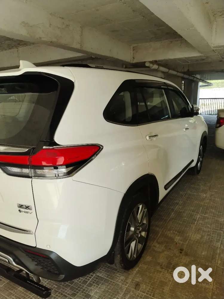 Toyota Innova Hycross 2025 Petrol+ev 6000 Km Driven