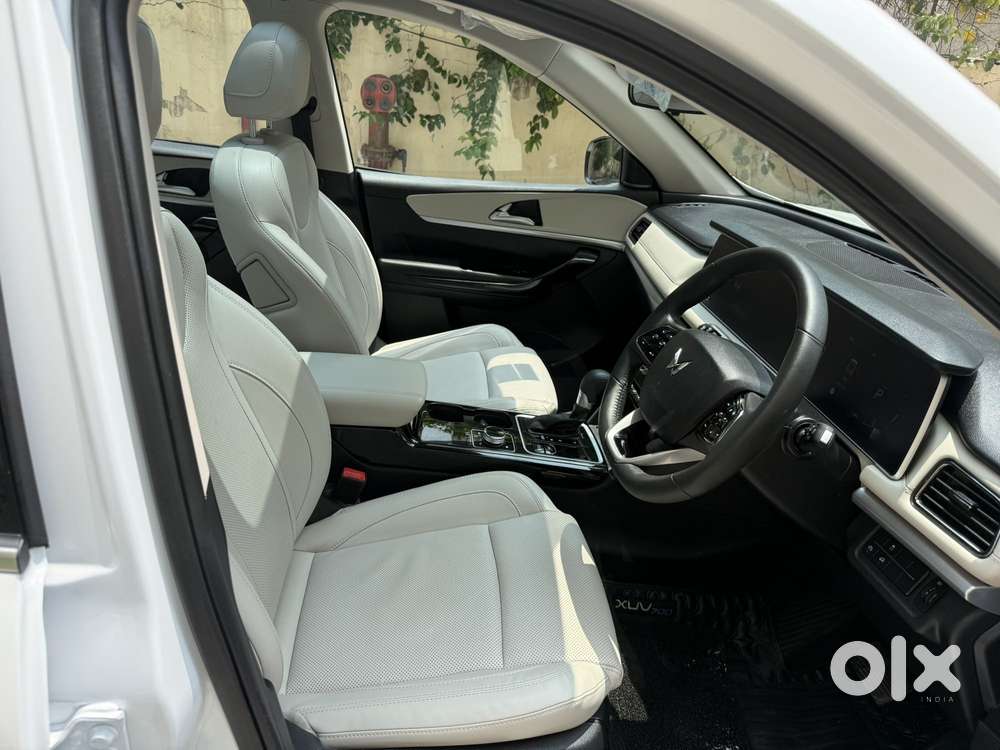 Mahindra Xuv700 2.0 Ax 7 Petrol At Luxury Pack Str, 2025, Petrol