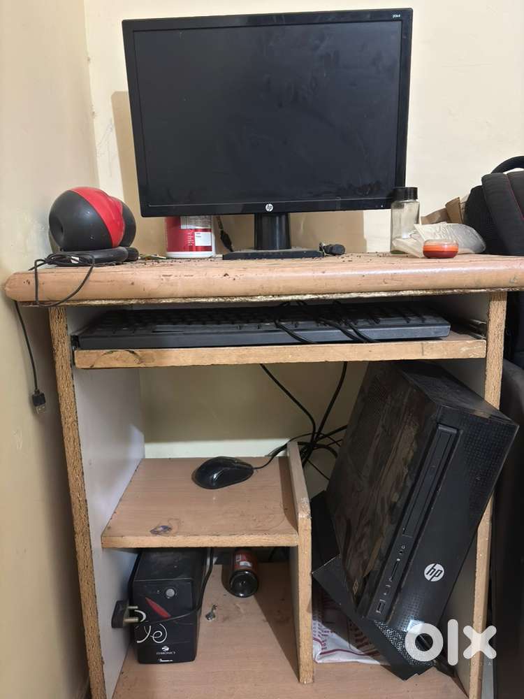 Hp Computer With Table and ups