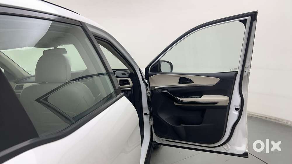 Mahindra Xuv700 2.0 Ax 5 Petrol At Str, 2022, Petrol