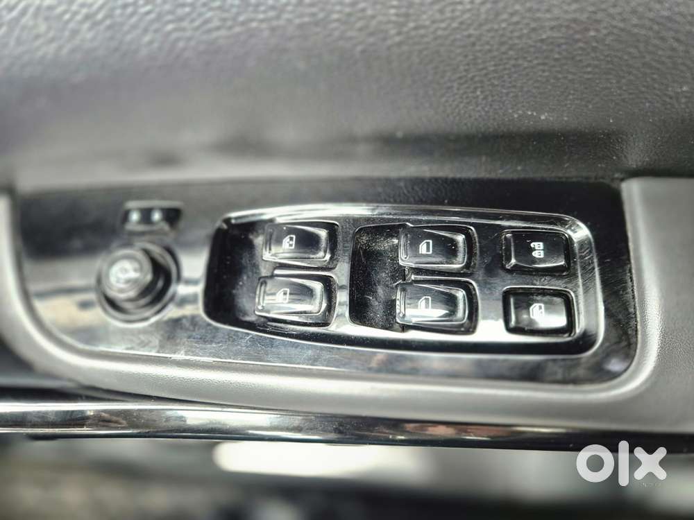 Mahindra Xuv700 2.0 Ax 7 Petrol Mt Str, 2023, Petrol