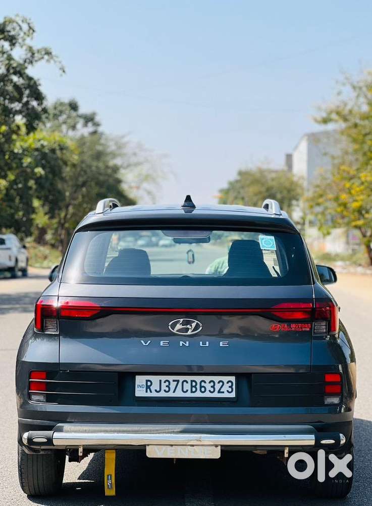 Hyundai Venue 2022 Petrol 35000 Km Driven Doctor Driven