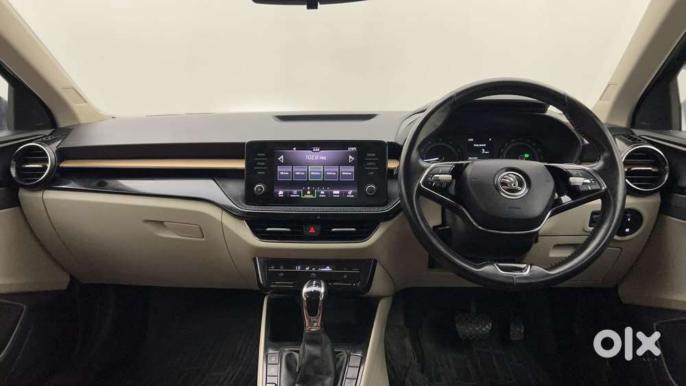 Skoda Slavia Ambition 1.0l Tsi At, 2022, Petrol