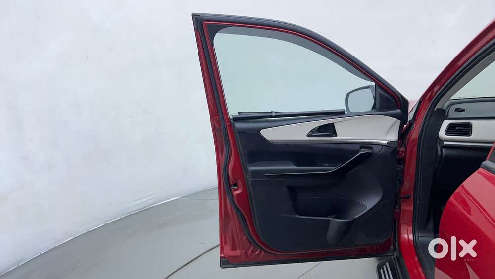 Mahindra Xuv700 2.0 Ax 5 Petrol At Str, 2022, Petrol
