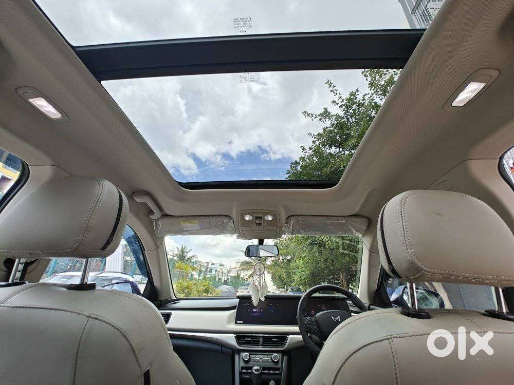 Mahindra Xuv700 2.0 Ax 5 Petrol Mt 7 Str, 2022, Petrol