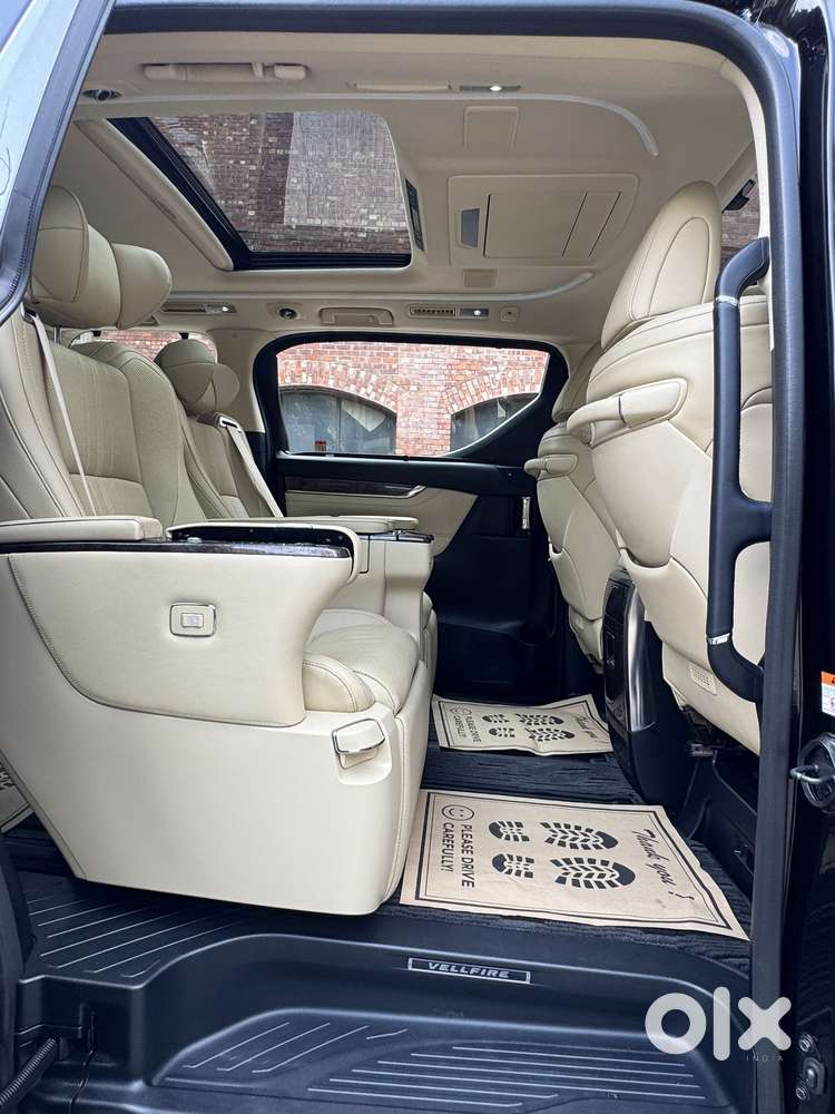 Toyota Vellfire 2.5 Executive Lounge, 2023, Cng & Hybrids