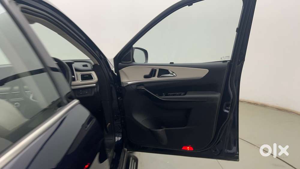 Mahindra Xuv700 2.2 Ax 7 Diesel At Luxury Pack Str Awd, 2022, Diesel
