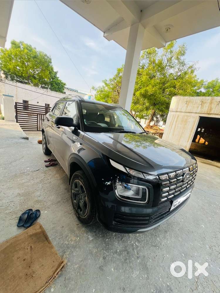 Hyundai Venue 2025 Cng  9000 Km Driven