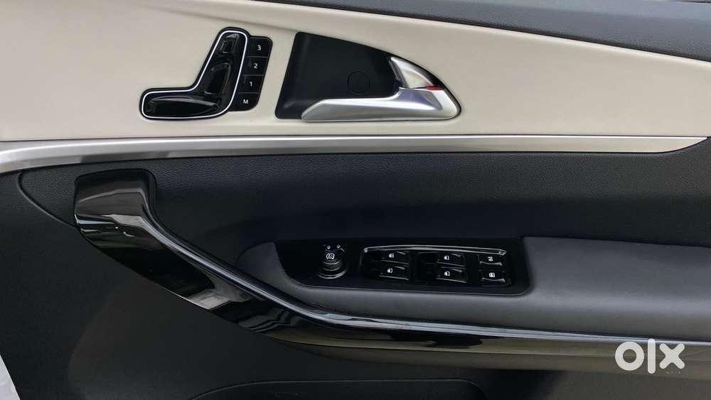 Mahindra Xuv700 2.0 Ax 7 Petrol Mt Str, 2024, Petrol