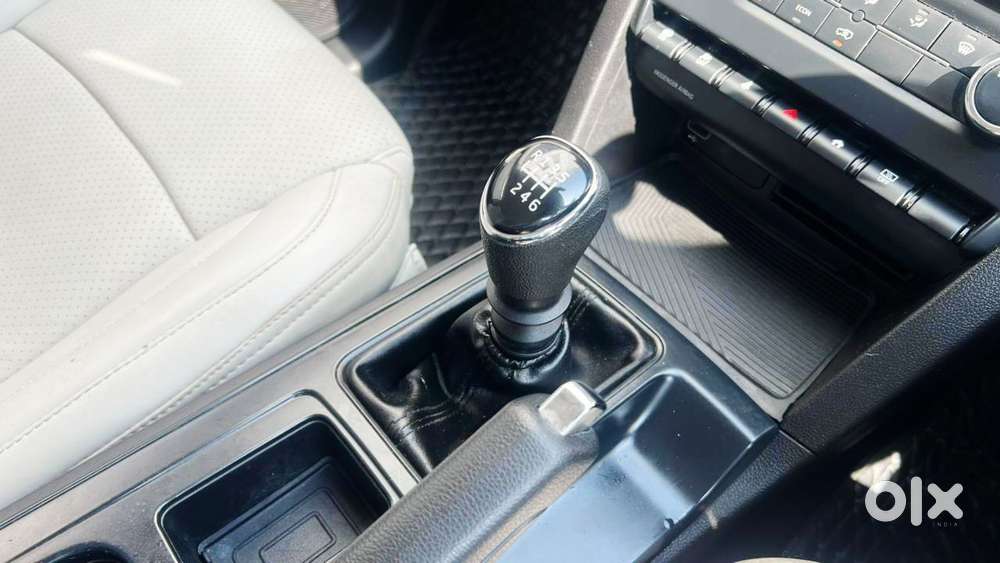 Mahindra Xuv700 2.0 Mx Petrol Mt 5 Str, 2023, Petrol