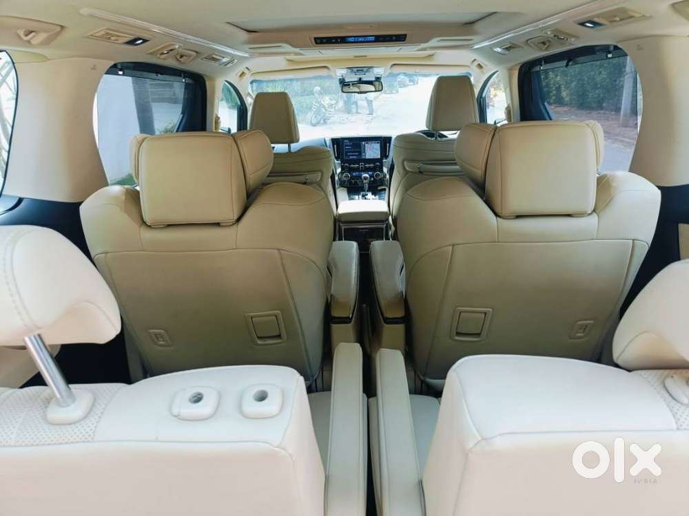 Toyota Vellfire 2.5 Executive Lounge, 2023, Petrol