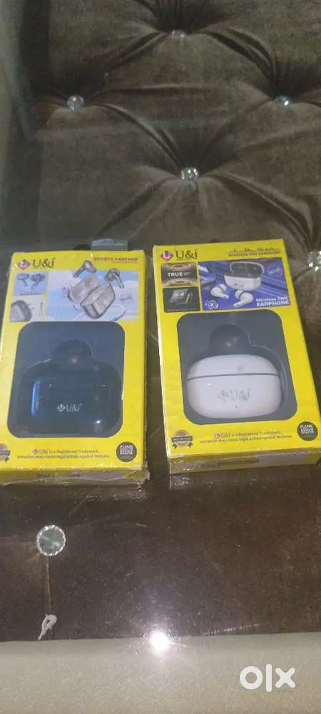 Brand new earbuds 1 pice 400 both are 700 dm fast