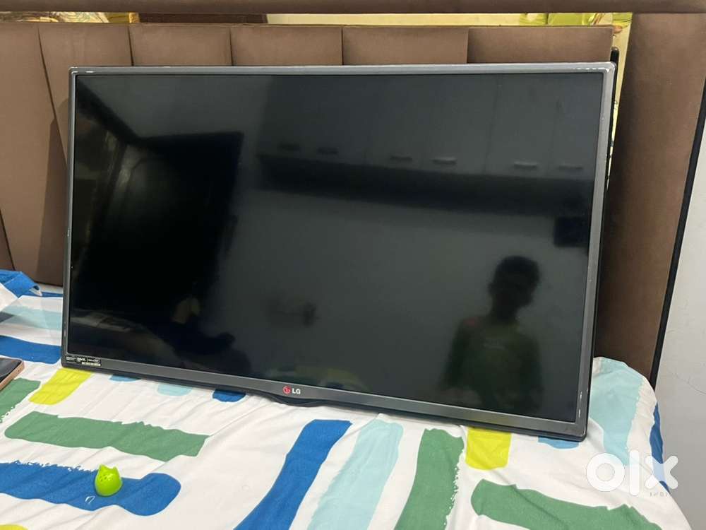 Lg tv 32 inch in good condition with remote snd stand