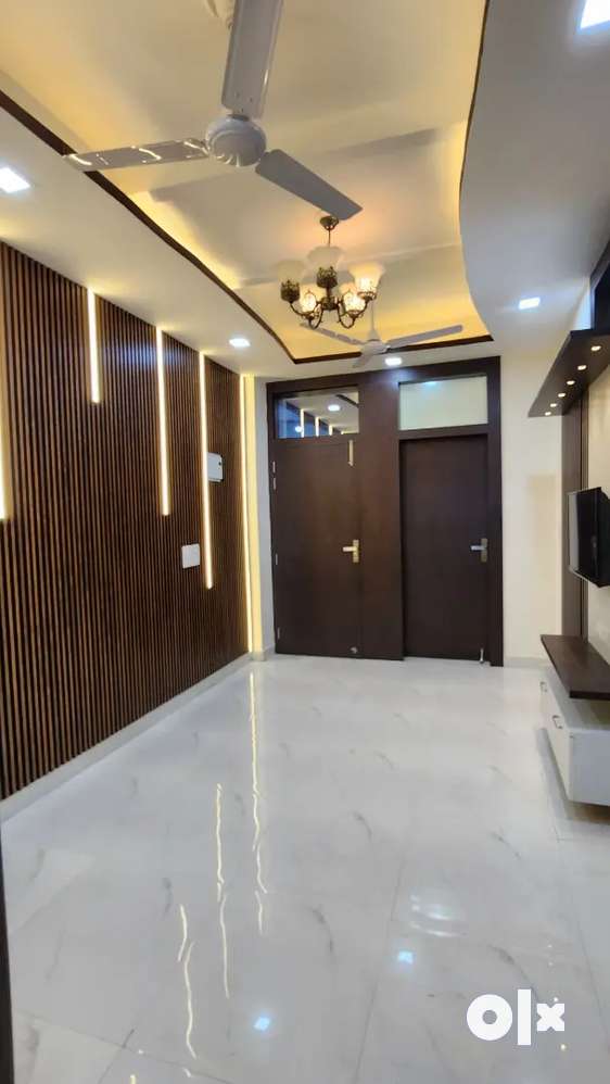 Ready to move 3 BHK luxury floor in sector 105 near Dwarka expressway ...