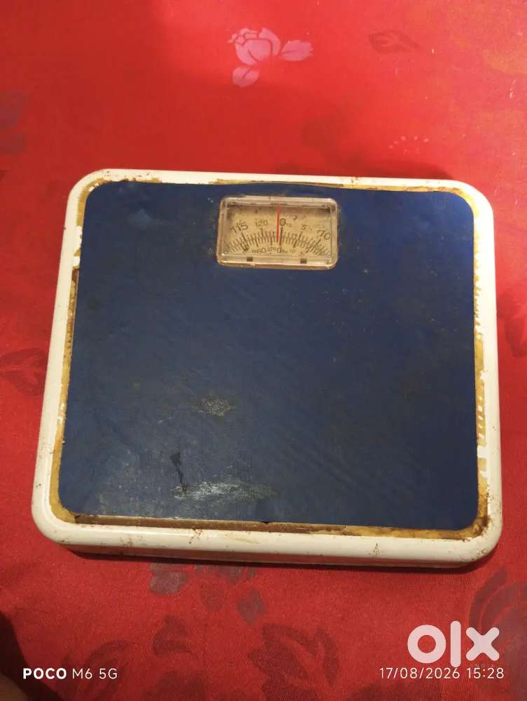 This classic manual mechanical weighing scale features a robust