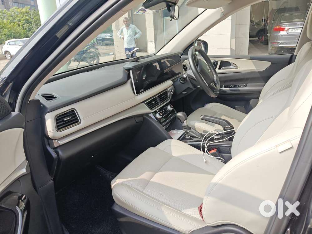 Mahindra Xuv700 2.0 Ax 7 Petrol At Str, 2024, Petrol