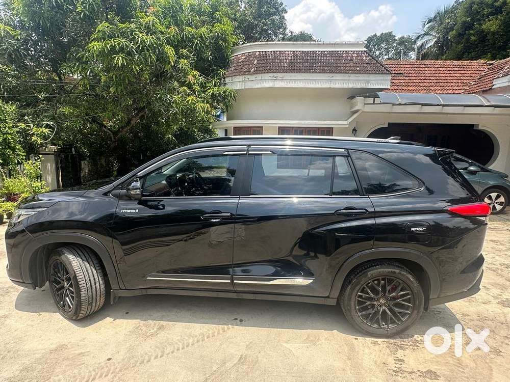 Toyota Innova Hycross 2024 Petrol Well Maintained