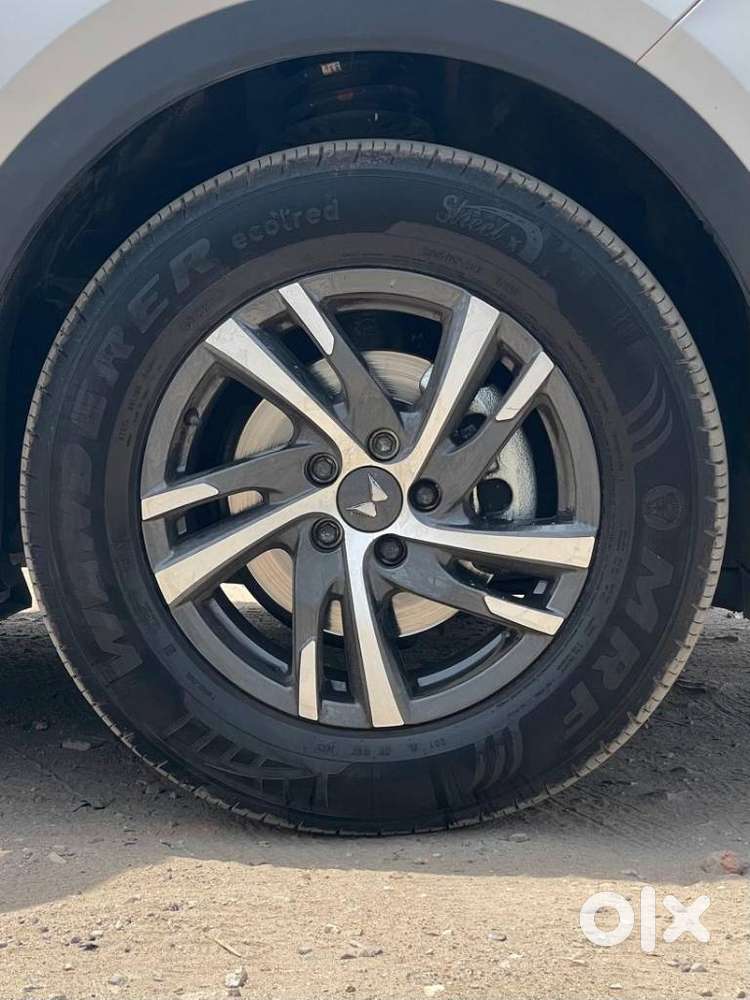 Mahindra Xuv700 2.0 Ax 5 Petrol Mt 7 Str, 2023, Petrol