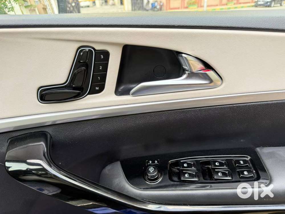 Mahindra Xuv700 2.0 Ax 7 Petrol At Str, 2022, Petrol