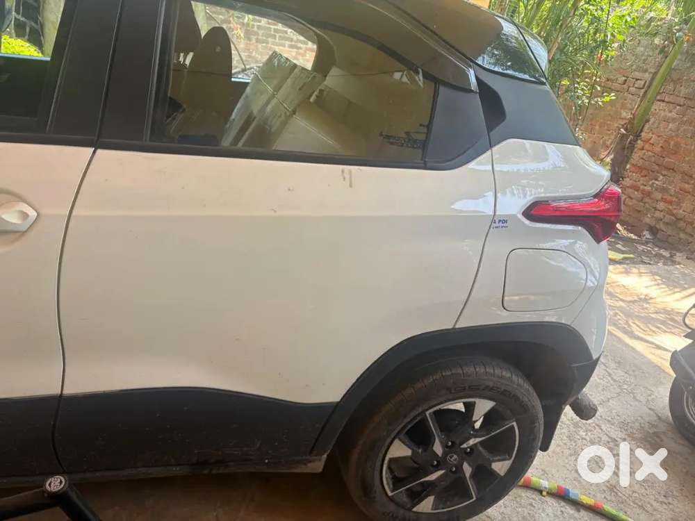 (28 Dec 2025 Purchase Date)tata Punch  Petrol Well Maintained 8400km .
