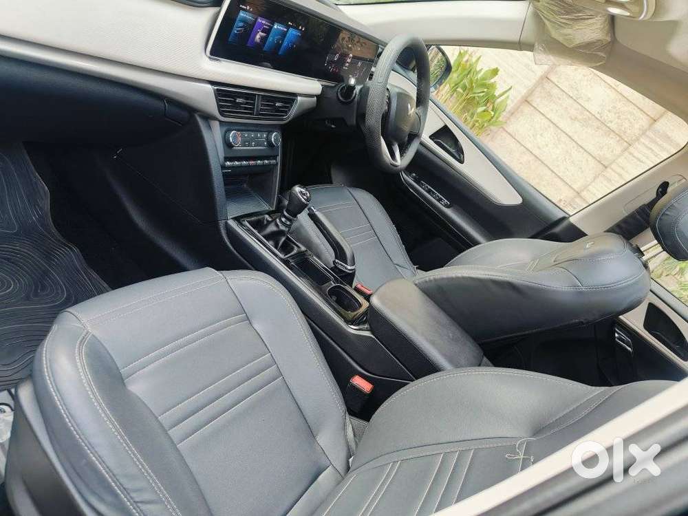 Mahindra Xuv700 2.0 Ax 5 Petrol Mt Str, 2022, Petrol