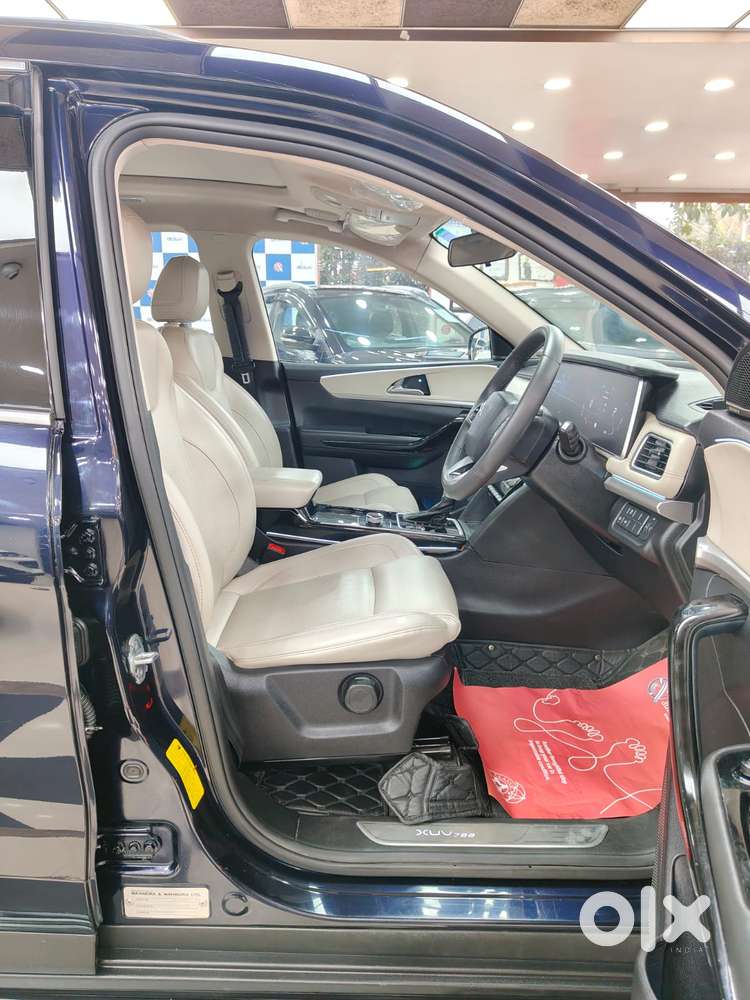 Mahindra Xuv700 2.0 Ax 7 Petrol At Str, 2023, Petrol