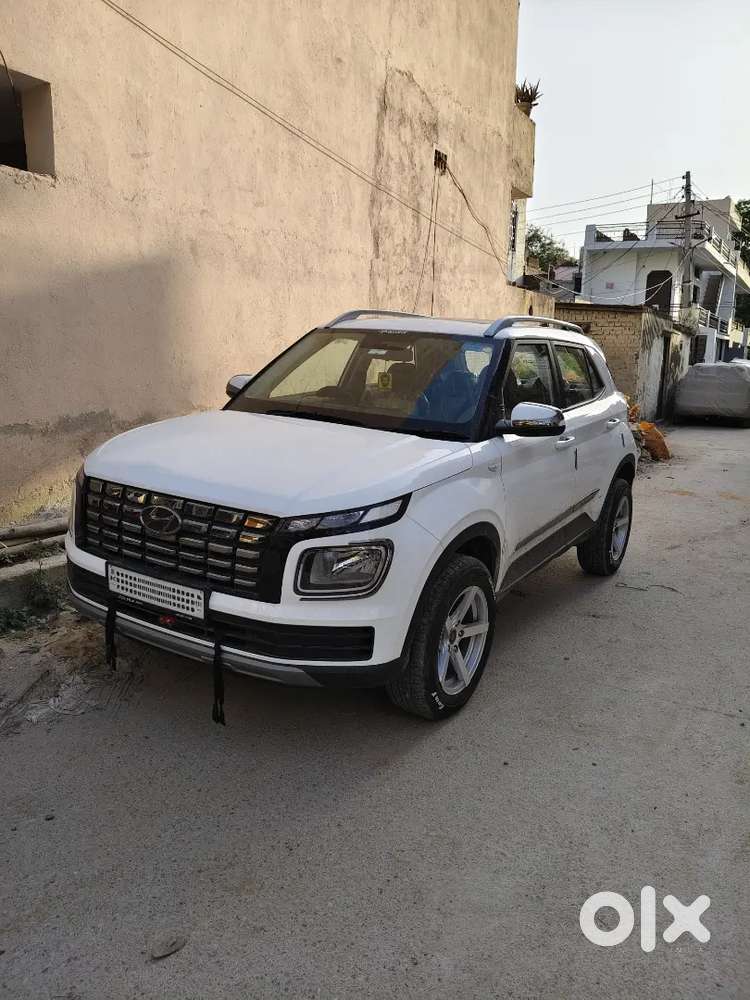 Hyundai Venue 2024 Petrol 9700 Km Driven