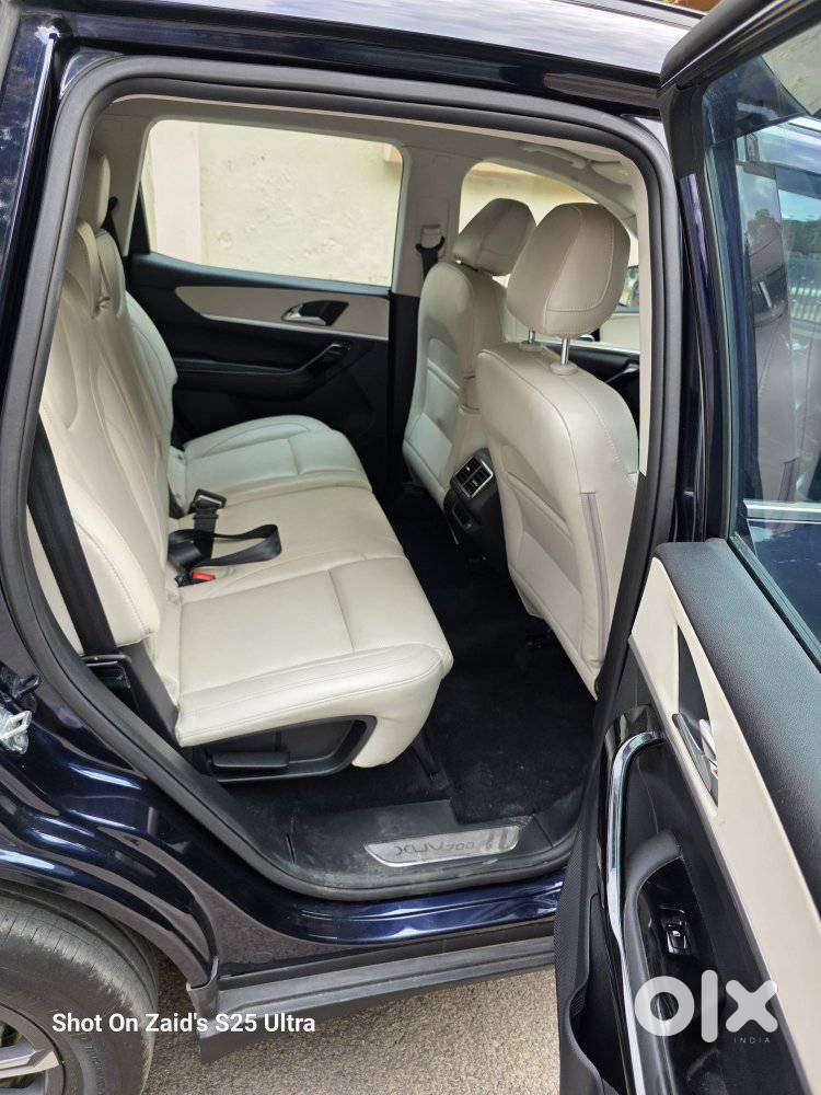 Mahindra Xuv700 2.0 Ax 7 Petrol Mt Str, 2025, Petrol