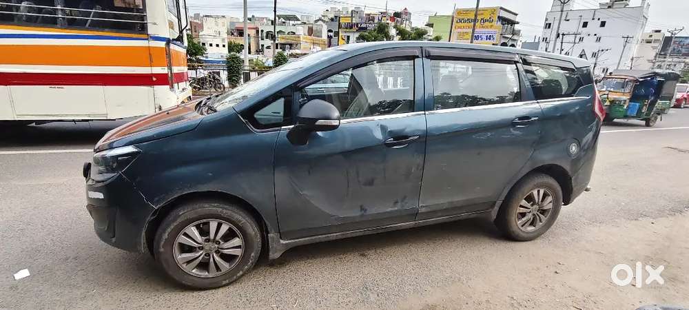 Mahindra Marazzo M2 8 Seater