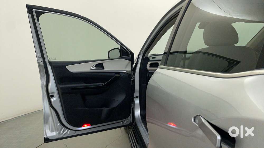 Mahindra Xuv700 2.0 Ax 7 Petrol At Luxury Pack Str, 2024, Petrol