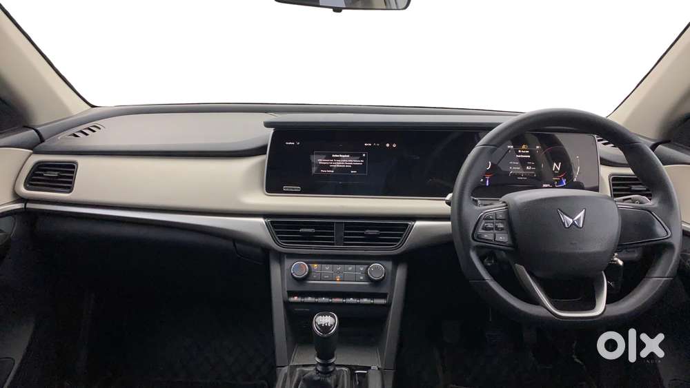 Mahindra Xuv700 2.0 Ax 5 Petrol Mt Str, 2023, Petrol