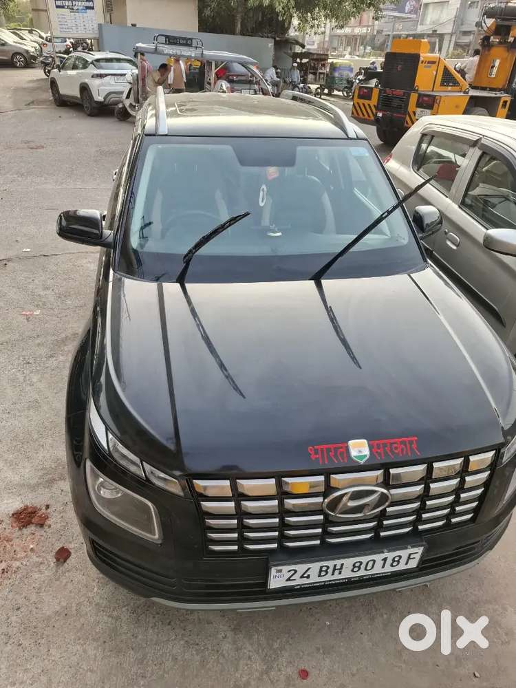 Hyundai Venue 2024 Petrol Well Maintained