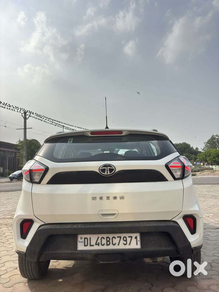 Tata Nexon 1.2 Revotron Xma Amt (s), 2023, Cng & Hybrids