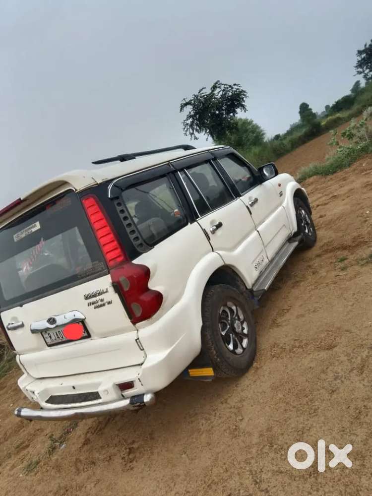 Mahindra Scorpio White M2di