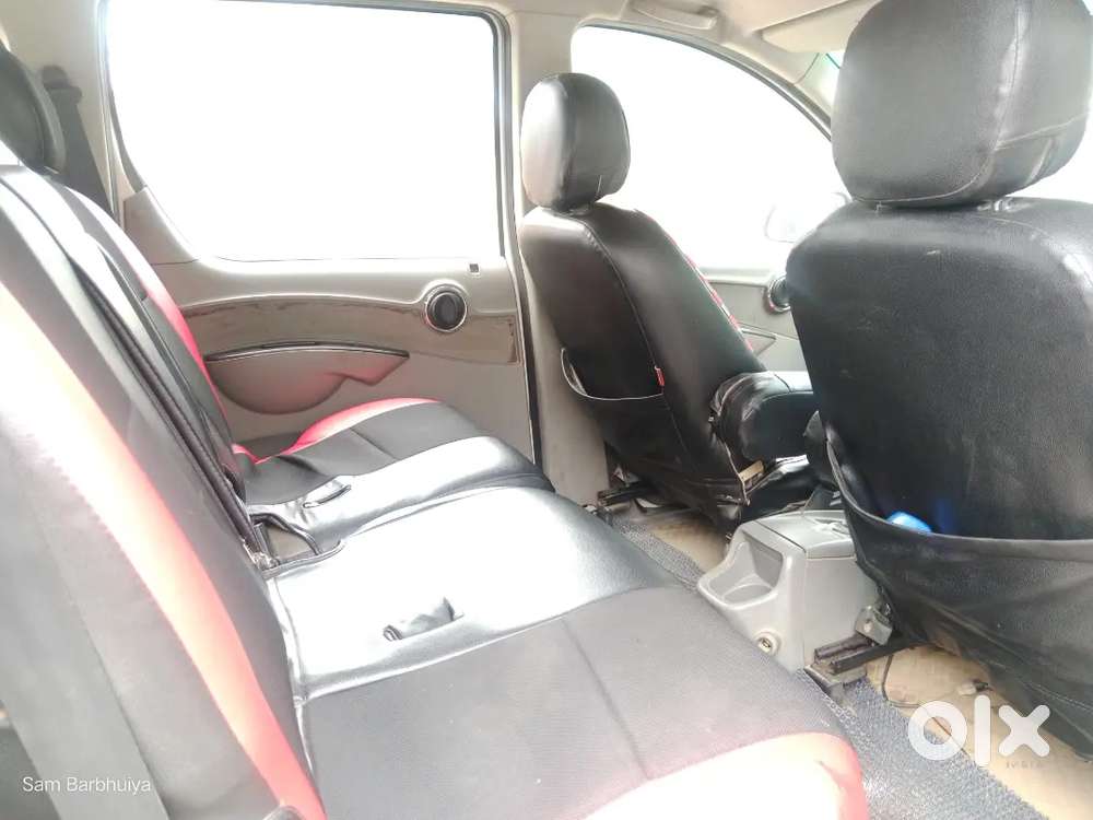Mahindra Nuvosport N8 (7 Seater)