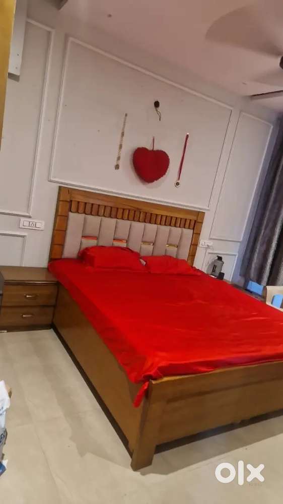 King size bed with mattress and 2 side box,