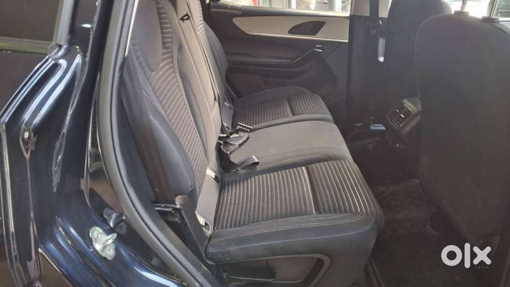 Mahindra Xuv700 2.0 Ax 5 Petrol Mt 7 Str, 2022, Petrol