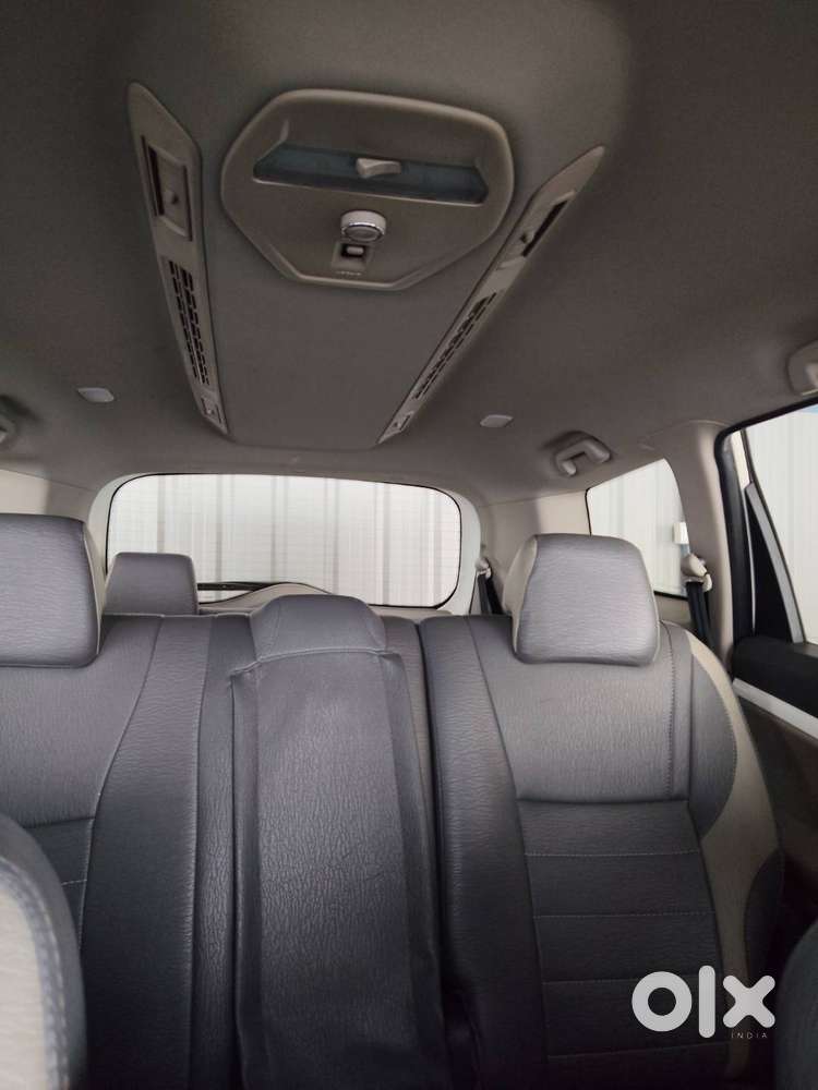 Mahindra Marazzo M6 2019 (pearl White)