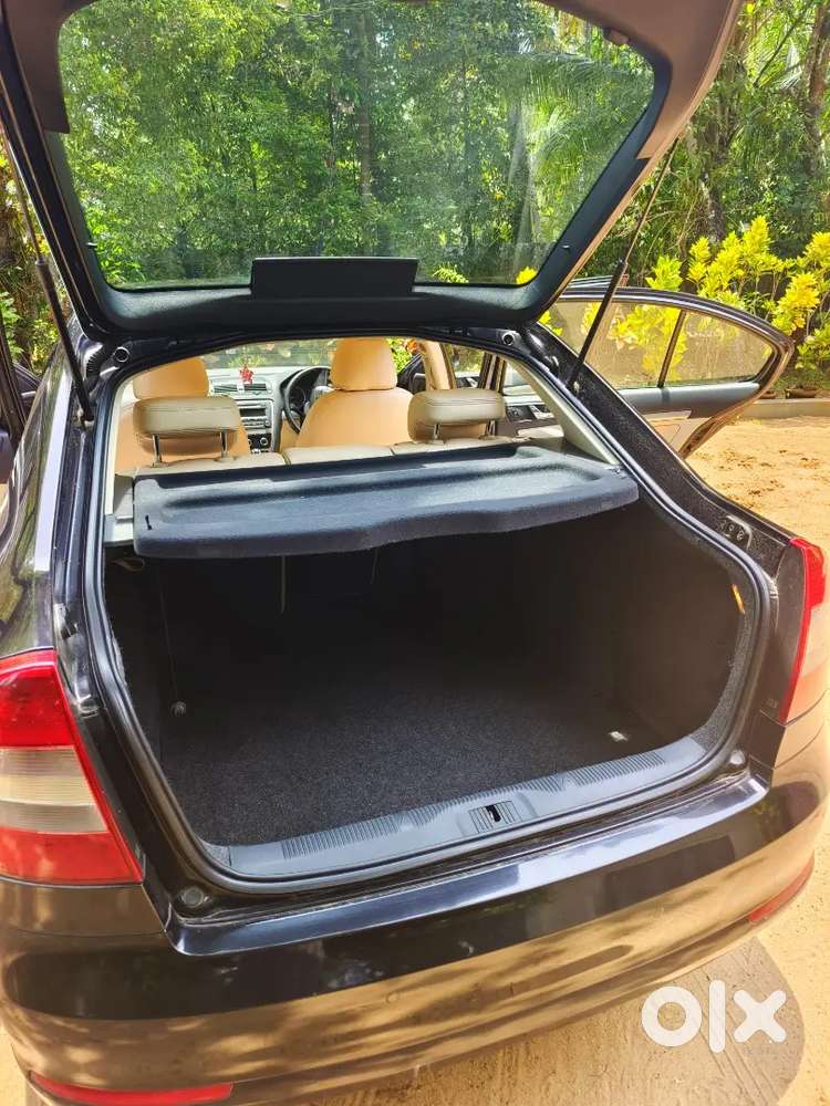 Black Skoda Laura 1.8tsi