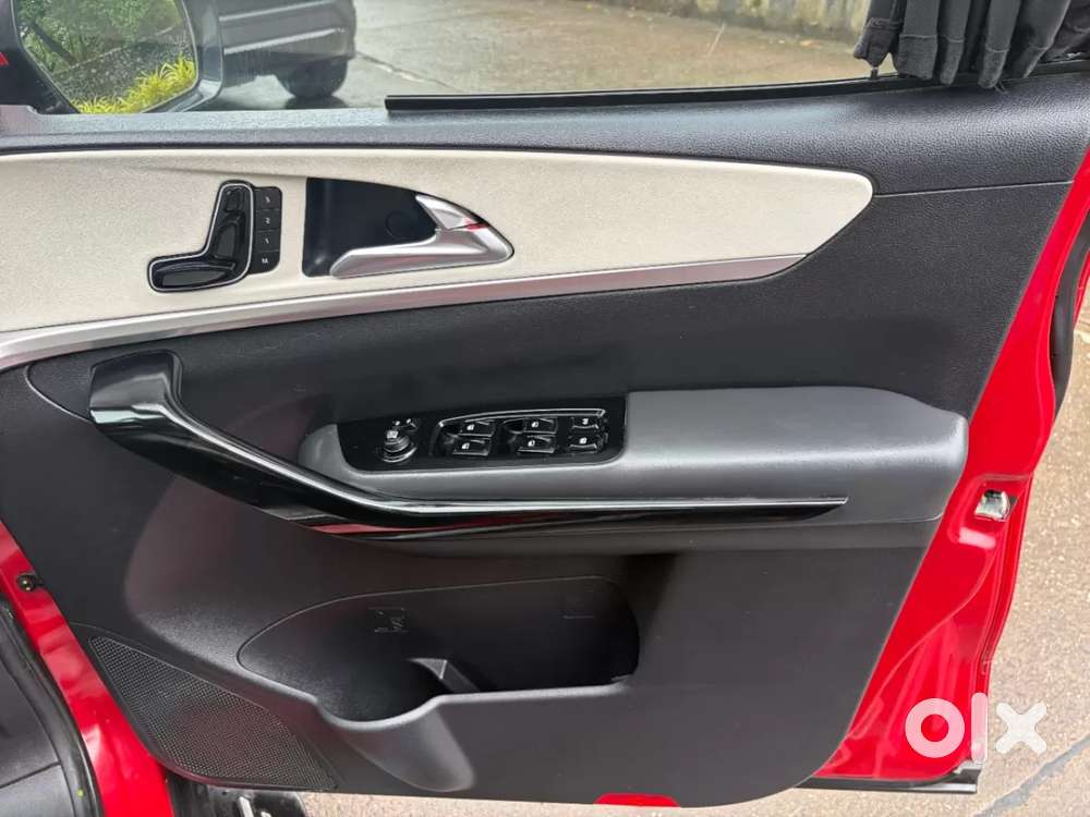 Mahindra Xuv700 2.0 Ax 7 Petrol At Str, 2023, Petrol