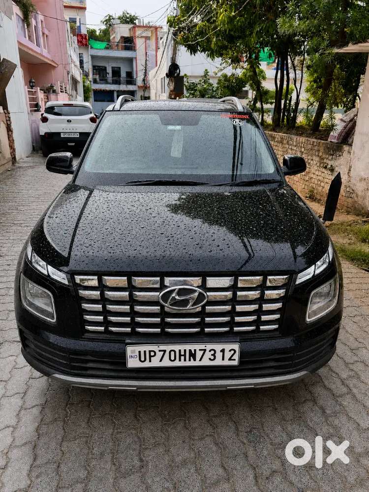 Hyundai Venue 2025 Petrol 8000 Km Driven