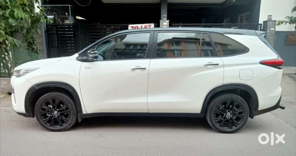 Toyota Innova Hycross 2025