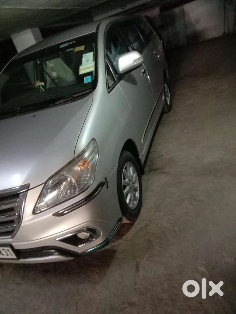 Innova 2.5 V 8 Seater