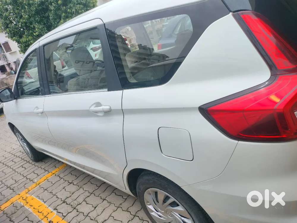 Maruti Suzuki Ertiga 7 Seater Smart Hybrid First Owner White Color
